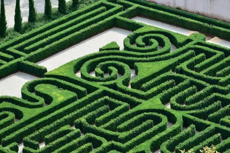 Borges Labyrinth tour with audio guide