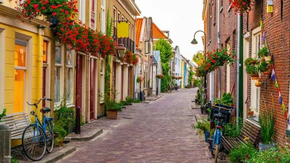 Self-guided Discovery Walk in Delft secret alleys and blue ceramics