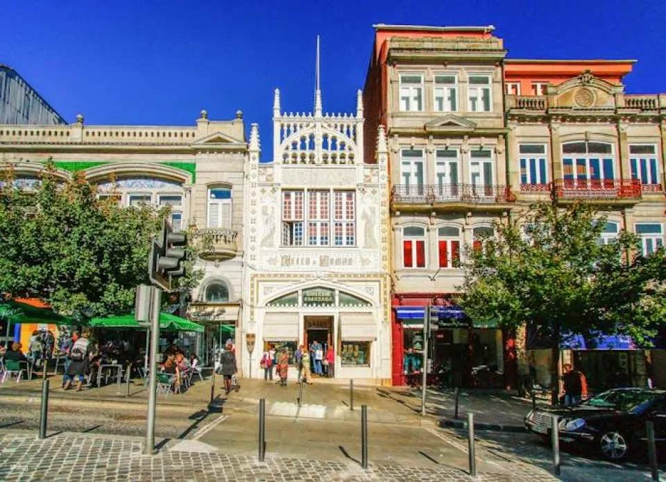 Porto sightseeing by tuk-tuk and six bridges cruise on the Douro River
