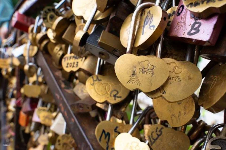 Paris hidden Montmartre guided tour