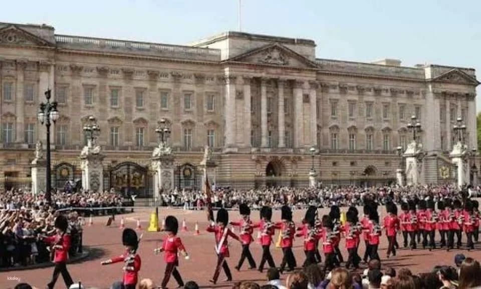 Changing of the Guard and Royal Palaces Private Tour