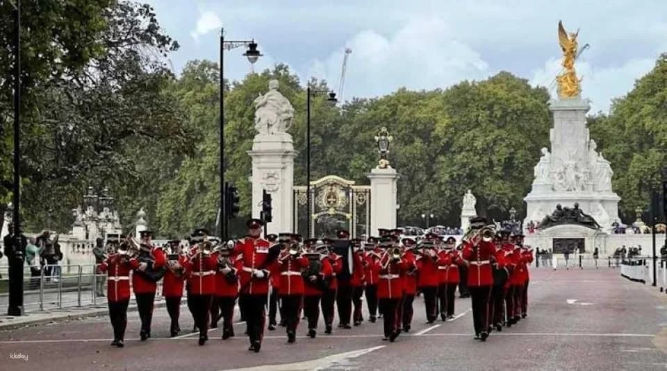 Changing of the Guard and Royal Palaces Private Tour