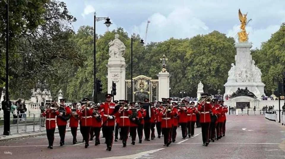 Changing of the Guard and Royal Palaces Private Tour