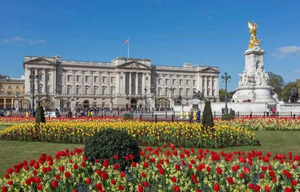 Changing of the Guard and Royal Palaces Private Tour