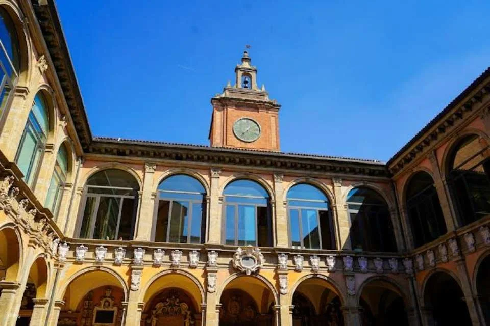 Archiginnasio guided tour and wine tasting