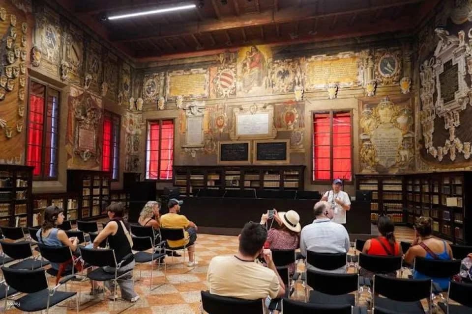 Archiginnasio guided tour and wine tasting