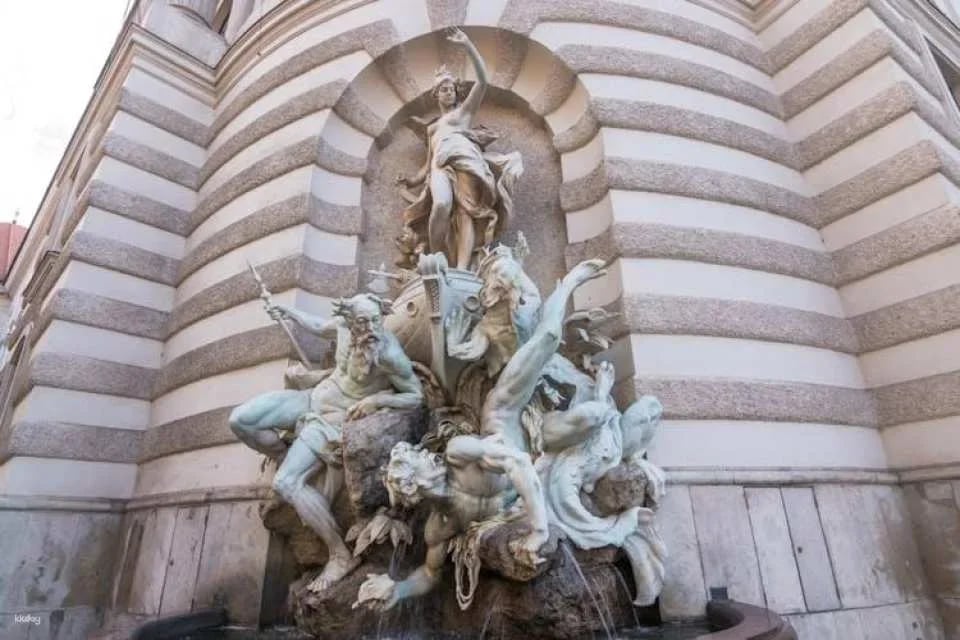 Skip-the-Line Sisi Museum, Hofburg and Gardens Tour Vienna in French