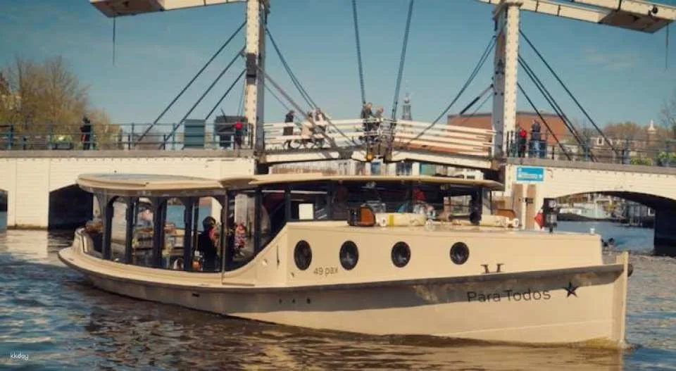 Amsterdam canal cruise with historic VR experience