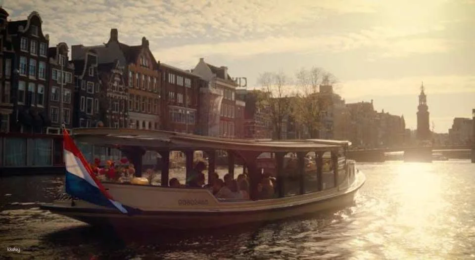 Amsterdam canal cruise with historic VR experience