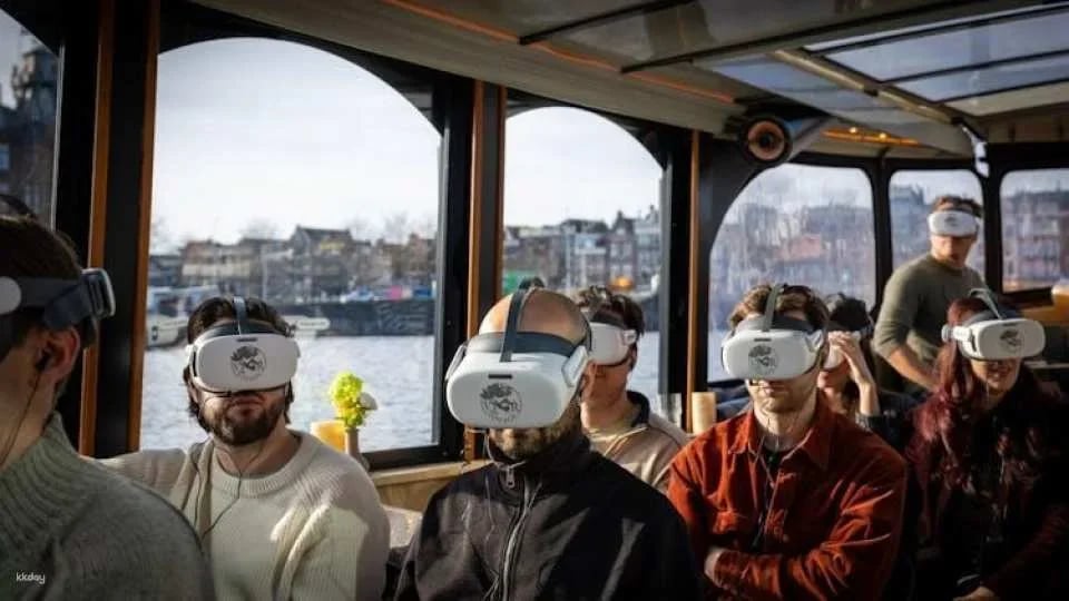 Amsterdam canal cruise with historic VR experience