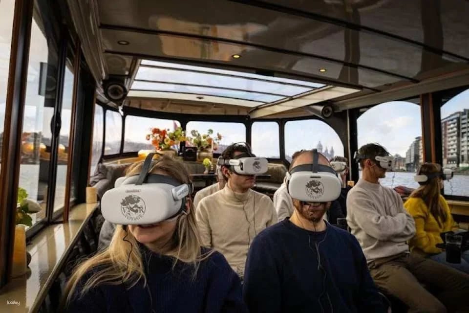 Amsterdam canal cruise with historic VR experience