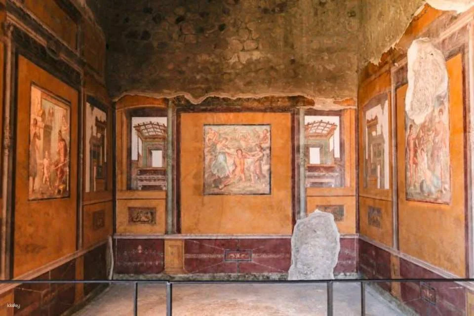 Skip the line Pompeii guided tour from Naples