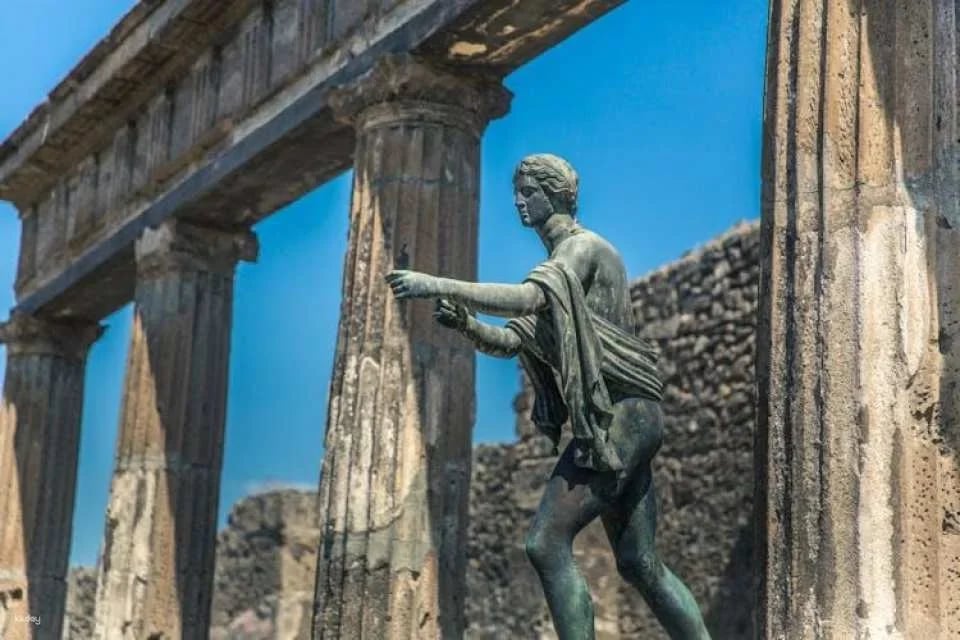 Skip the line Pompeii guided tour from Naples