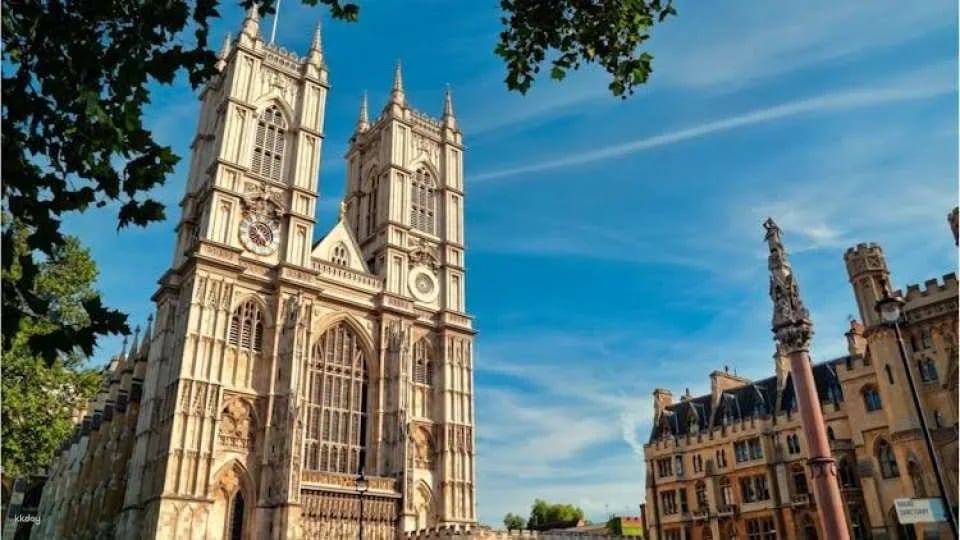 Royal London tour with Changing of Guard and optional river cruise