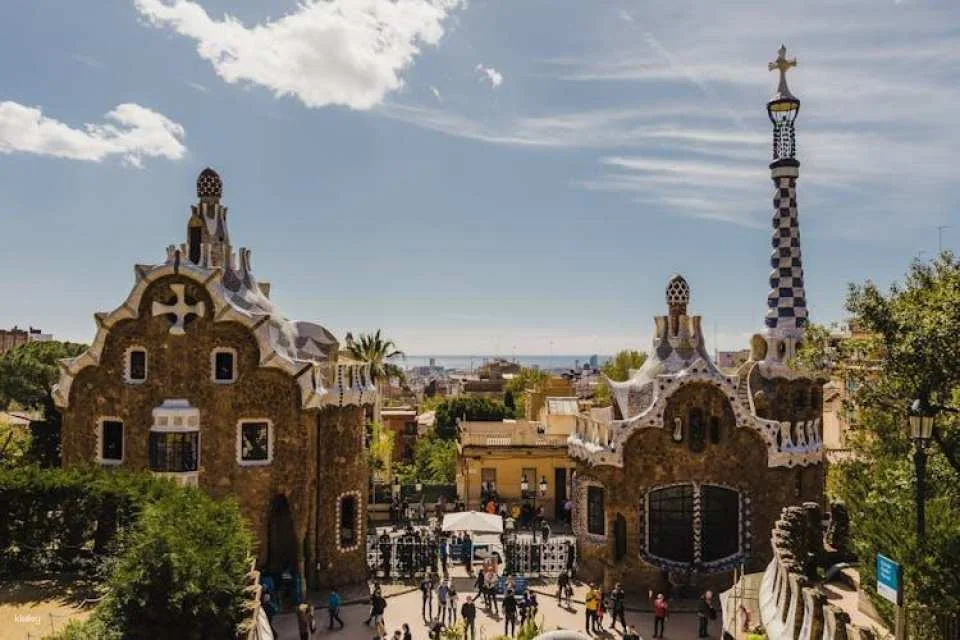 Complete Gaudí tour with Park Güell, Casa Batlló and Sagrada Familia