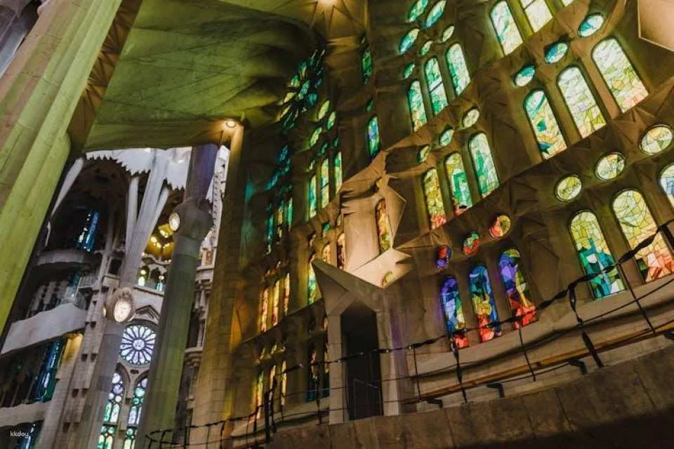 Complete Gaudí tour with Park Güell, Casa Batlló and Sagrada Familia