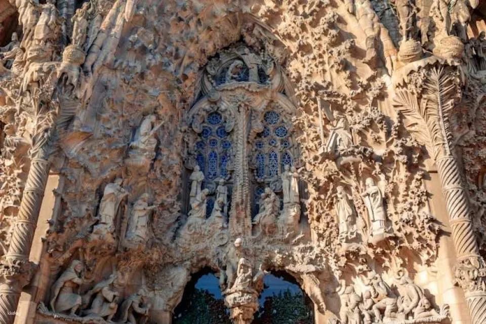 Complete Gaudí tour with Park Güell, Casa Batlló and Sagrada Familia