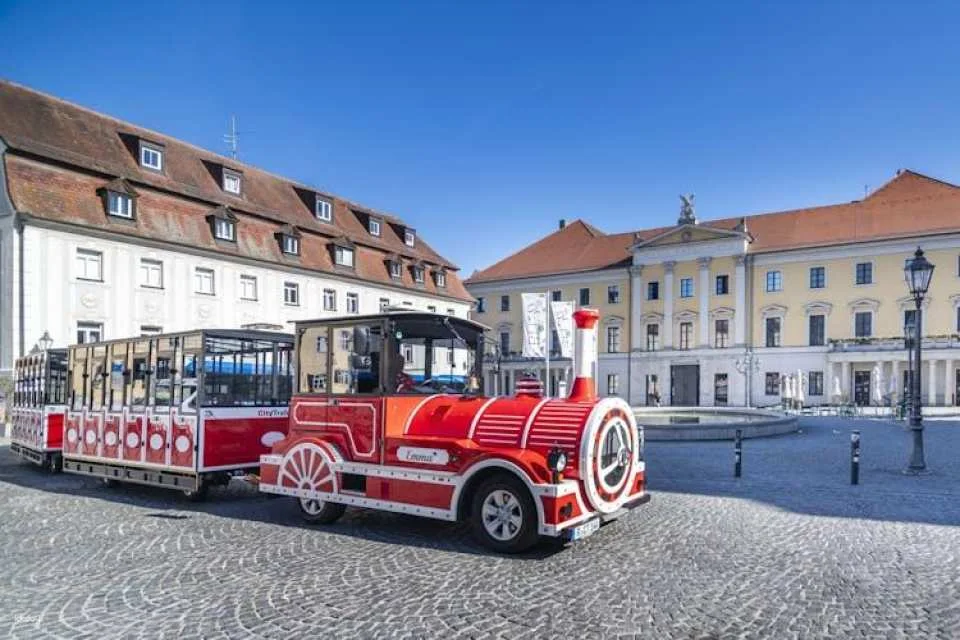Regensburg City Tour with the Bimmelbahn Departure from Cathedral Square