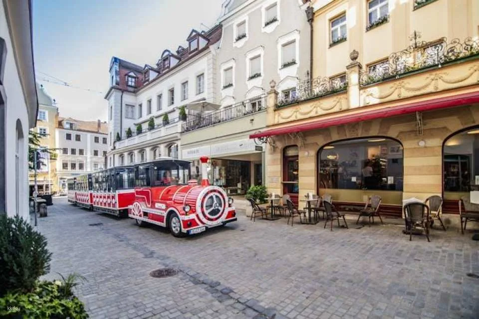 Regensburg City Tour with the Bimmelbahn Departure from Cathedral Square