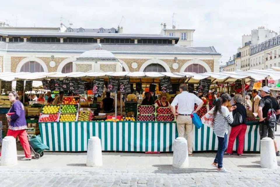 Versailles full-day bike tour with gardens and picnic stop