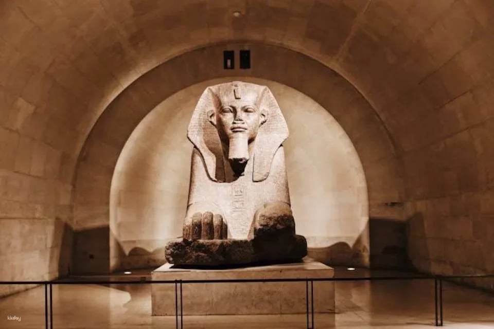Louvre Museum Private Guided Tour with Reserved Entry