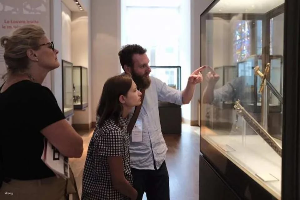 Louvre Museum Private Guided Tour with Reserved Entry