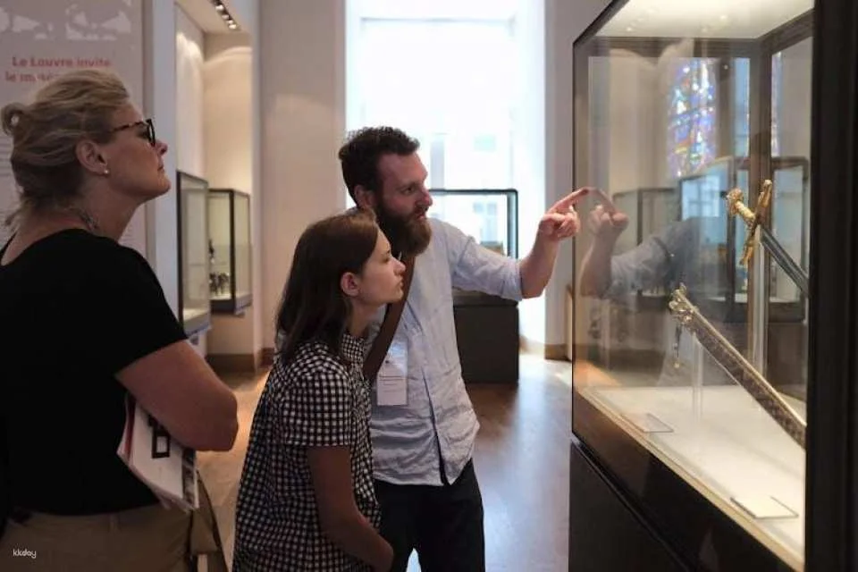Louvre Museum Private Guided Tour with Reserved Entry