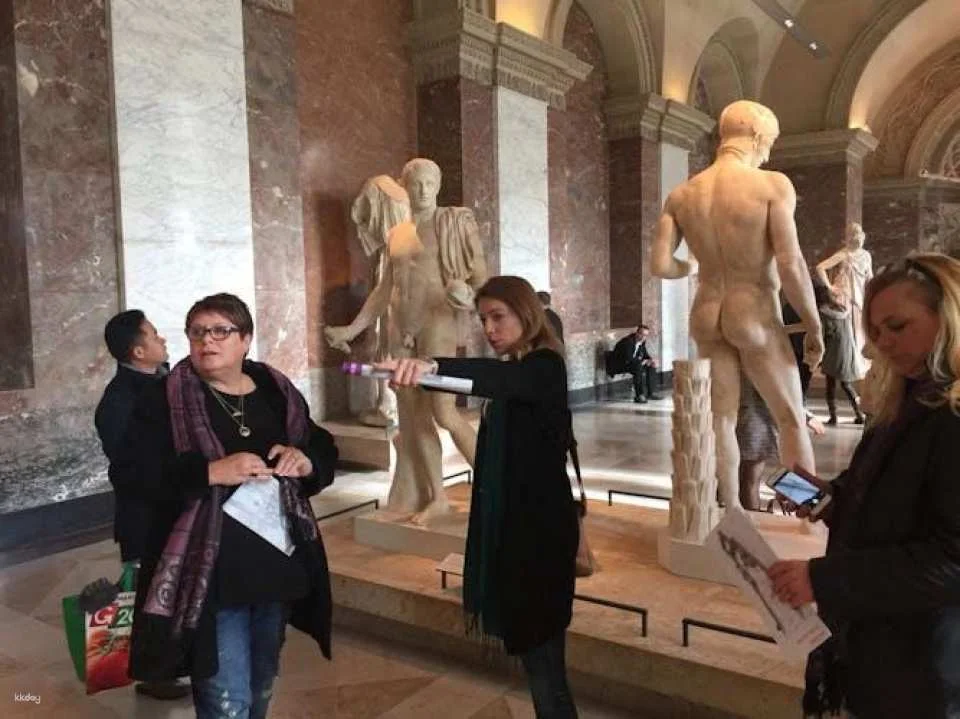 Louvre Museum Private Guided Tour with Reserved Entry