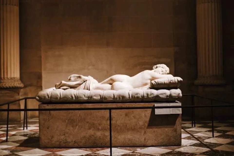 Louvre Museum Private Guided Tour with Reserved Entry