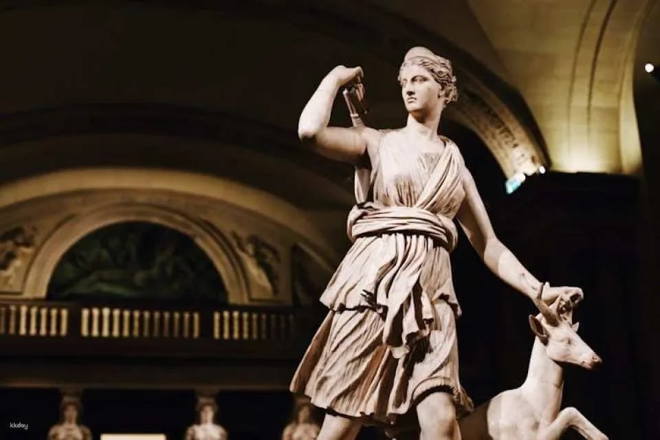 Louvre Museum Private Guided Tour with Reserved Entry
