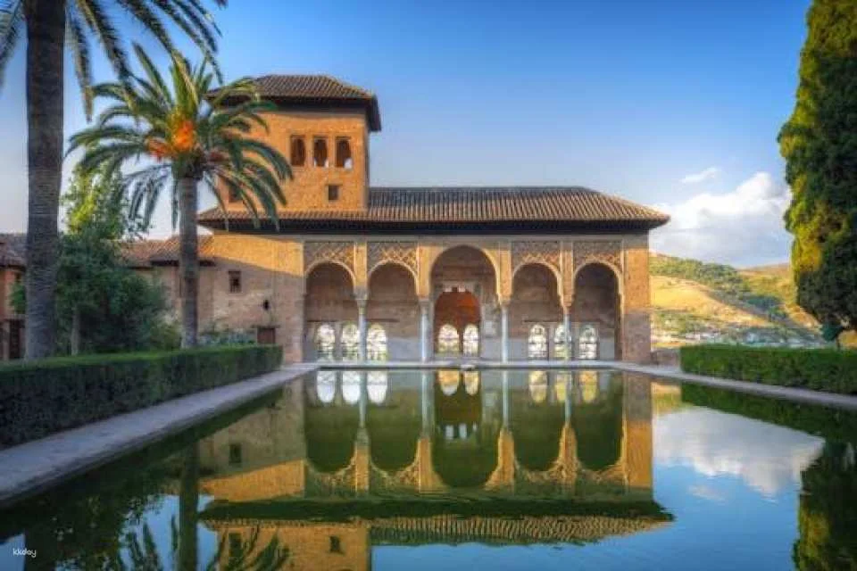 Alhambra Guided Tour with Entry to Arab Baths in Granada
