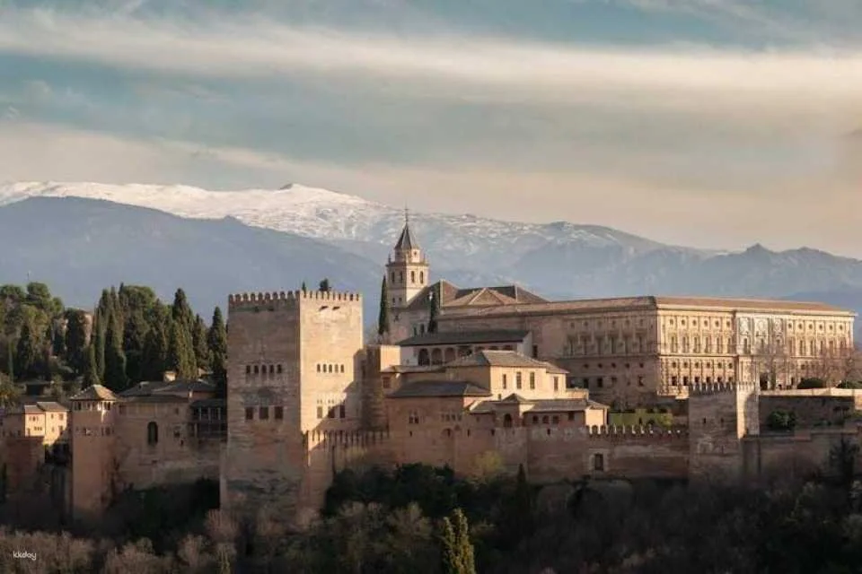 Alhambra Guided Tour with Entry to Arab Baths in Granada