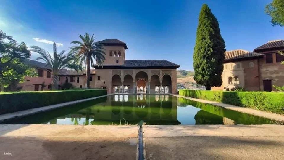 Alhambra Guided Tour with Entry to Arab Baths in Granada