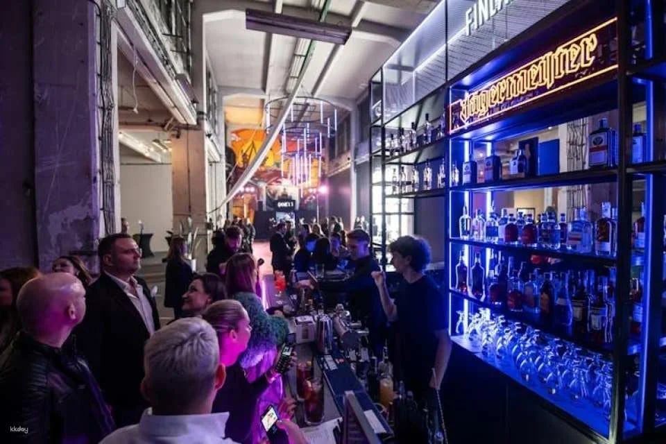 Gdańsk ice bar experience with cocktails and games