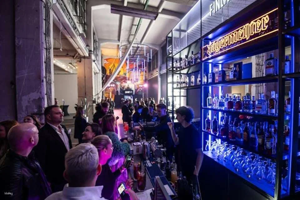 Gdańsk ice bar experience with cocktails and games