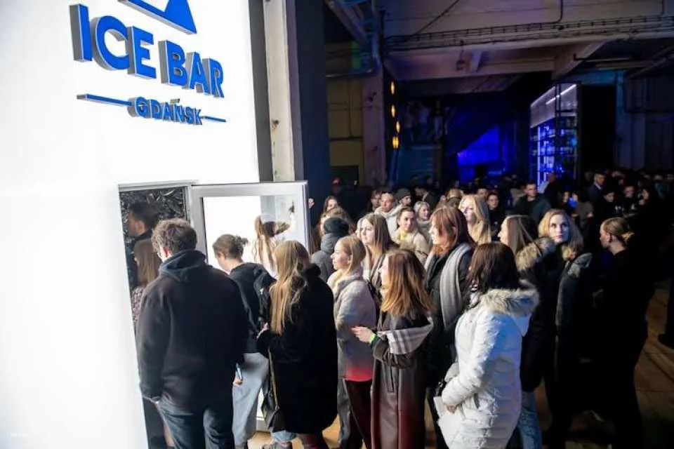 Gdańsk ice bar experience with cocktails and games