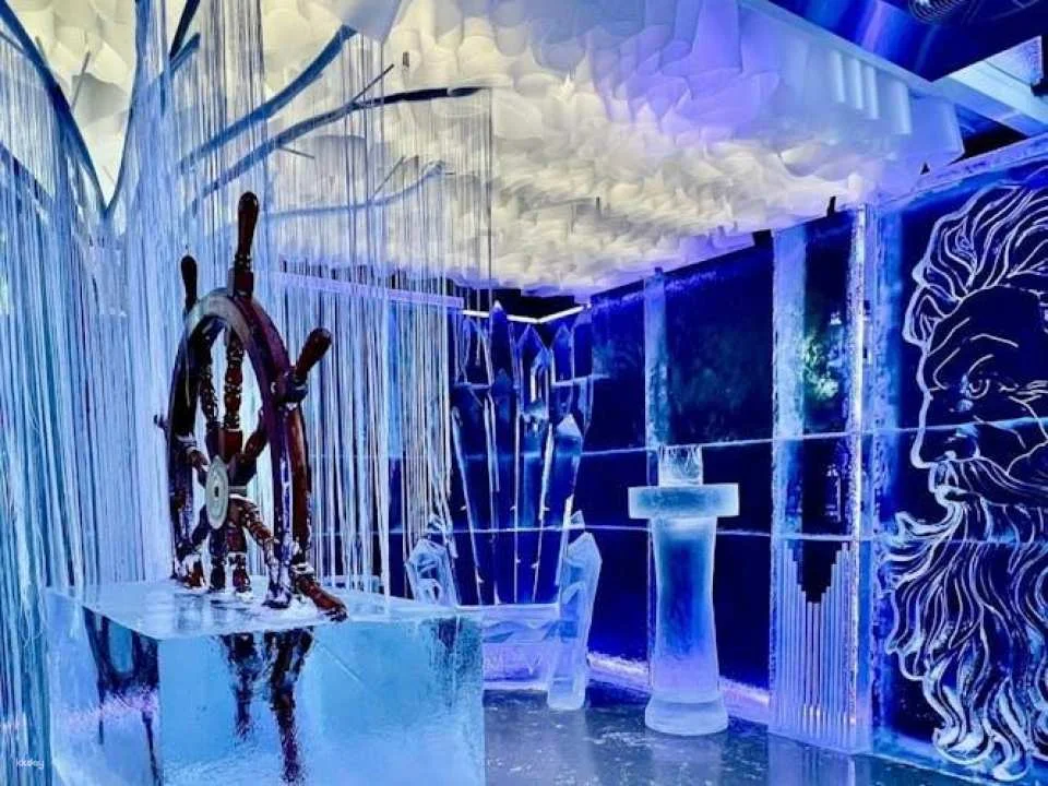 Gdańsk ice bar experience with cocktails and games