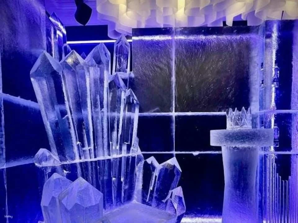 Gdańsk ice bar experience with cocktails and games