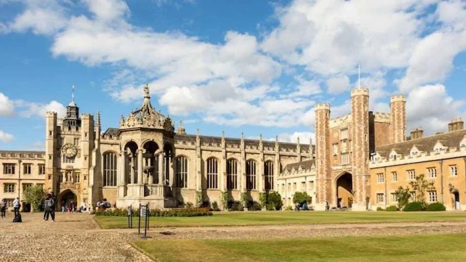 Take in Cambridge Colleges classic sights on a self-guided audio tour