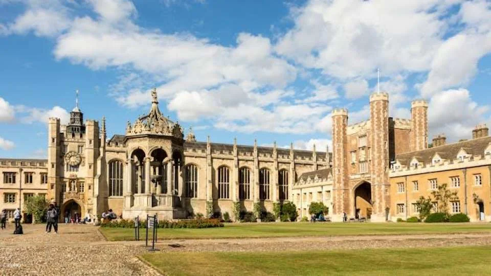 Take in Cambridge Colleges classic sights on a self-guided audio tour