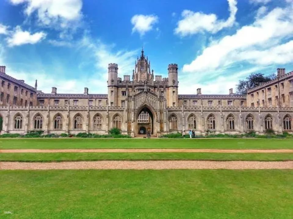 Take in Cambridge Colleges classic sights on a self-guided audio tour