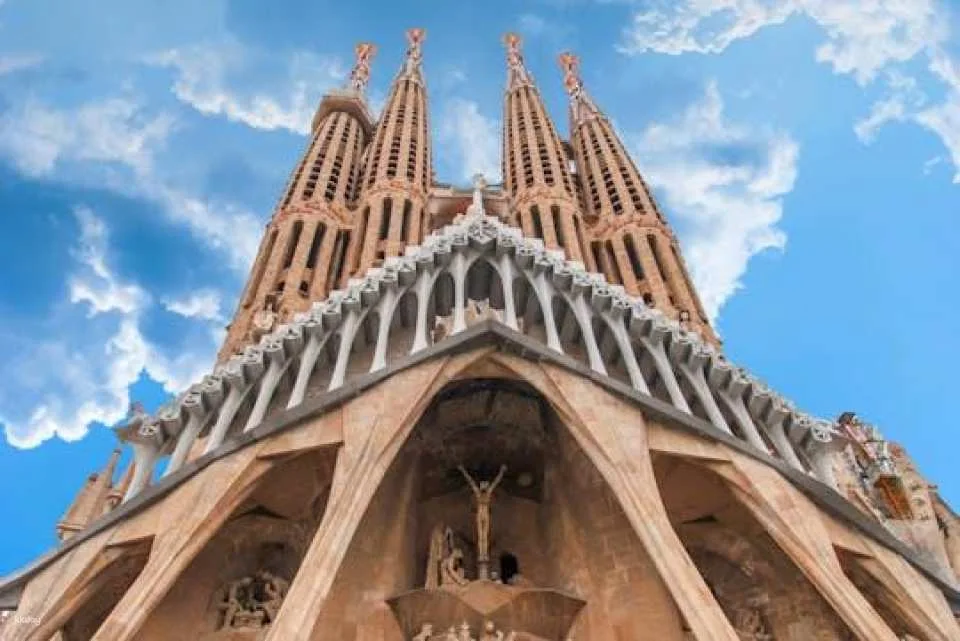 Sagrada Familia Fast-Track Tickets and Guided Tour (612212)