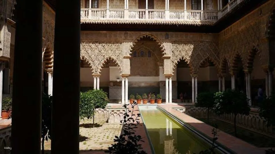 Guided tour of Real Alcázar of Seville, Cathedral and Giralda