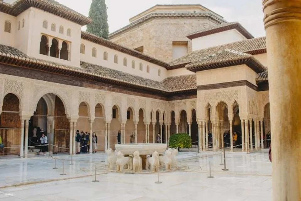 Alhambra guided group tour with Nasrid Palaces and Generalife Palace