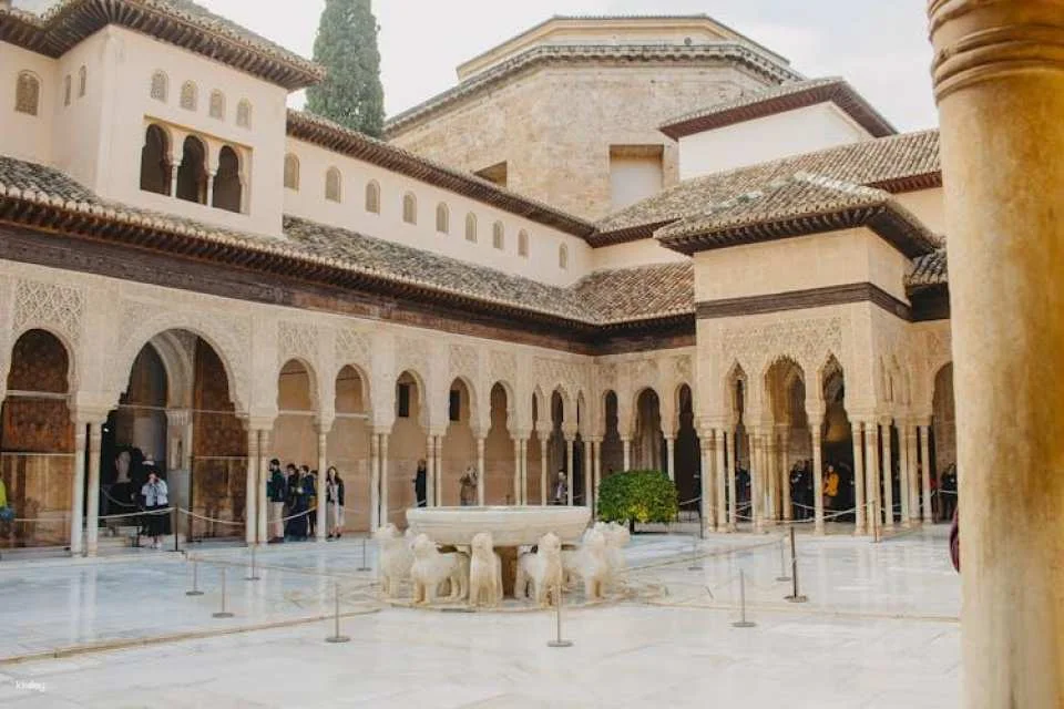 Alhambra guided group tour with Nasrid Palaces and Generalife Palace