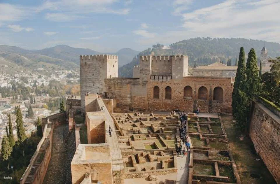 Alhambra guided group tour with Nasrid Palaces and Generalife Palace