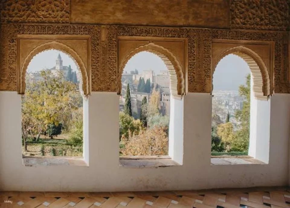 Alhambra guided group tour with Nasrid Palaces and Generalife Palace