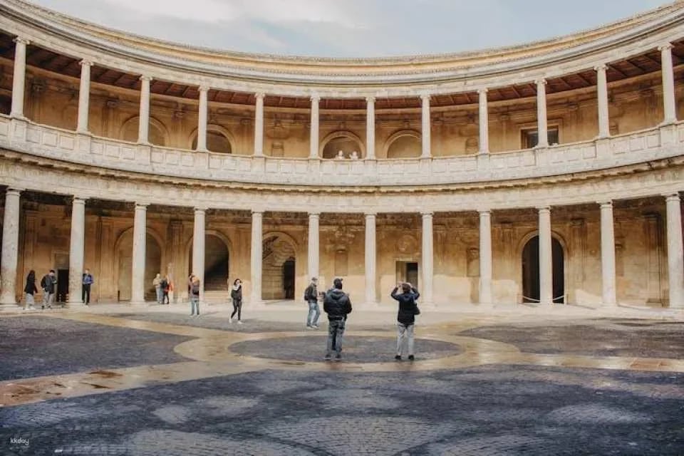 Alhambra guided group tour with Nasrid Palaces and Generalife Palace