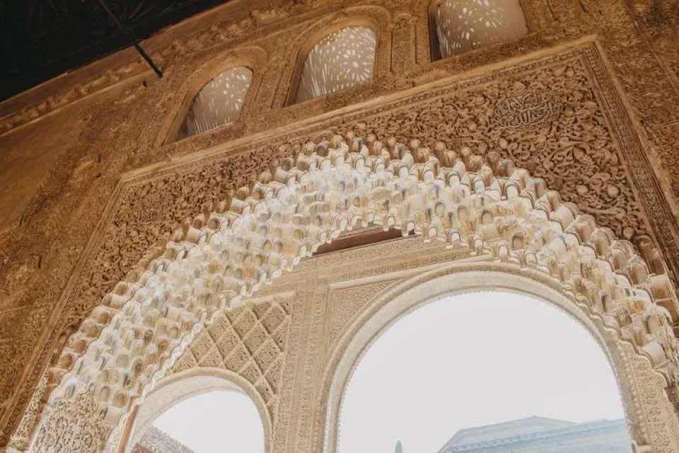 Alhambra guided group tour with Nasrid Palaces and Generalife Palace