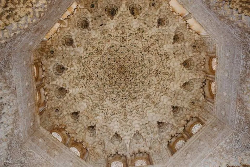 Alhambra guided group tour with Nasrid Palaces and Generalife Palace